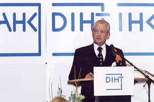2001: Hans Peter Stihl tiszteletbeli elnök lesz